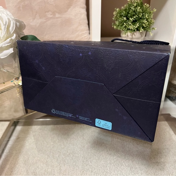 Gucci Holiday Shopping Bag - Picture 6 of 11